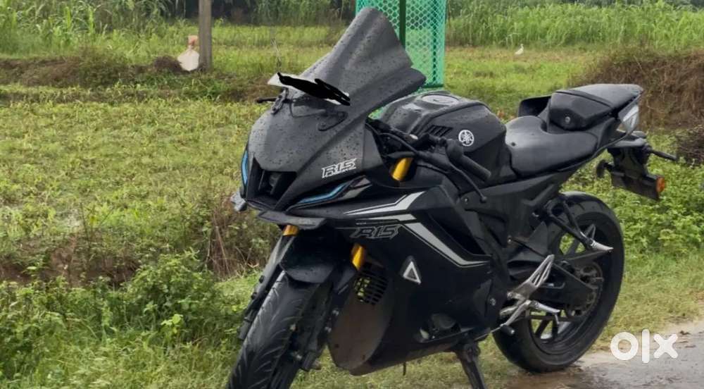 R15 v4 black