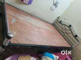 Bed of Metal Frame

/