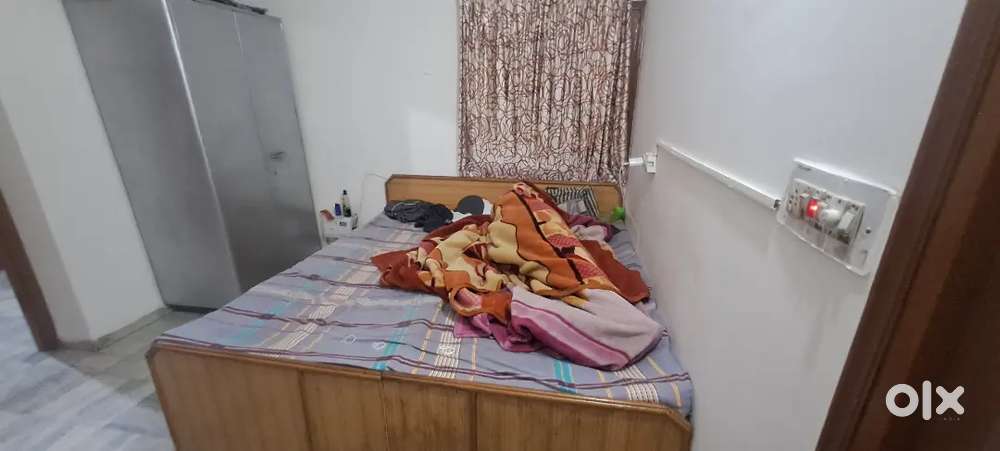 1 boy required for boys pg