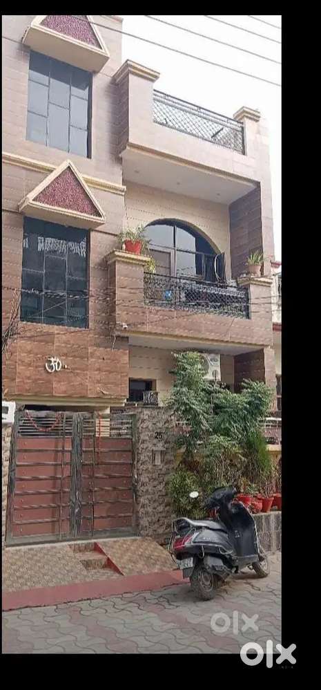 88 square yard , triple story newly renovated house in gated society