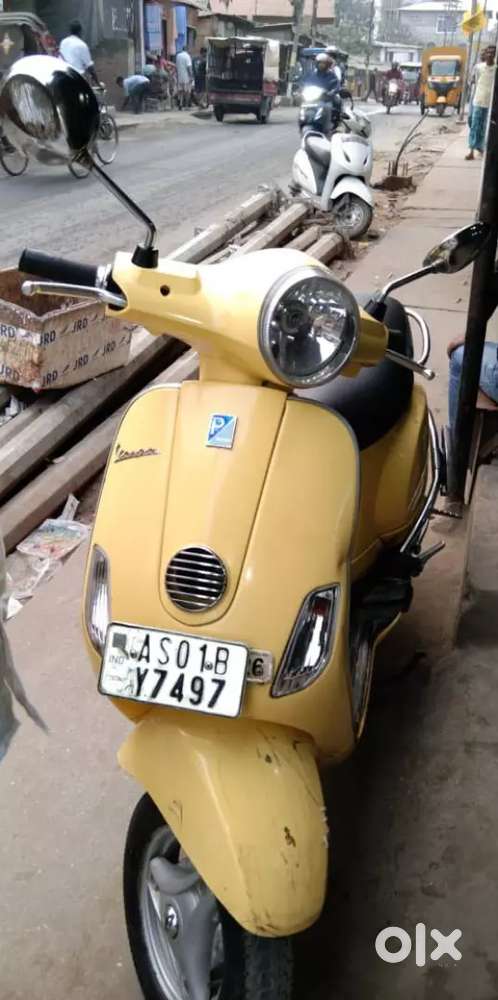 Vespa (125cc) in yellow colour.