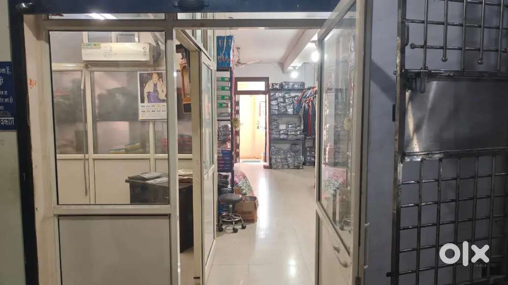 Chawri bazar , 1800 square foot shop , fully furnished ready to move