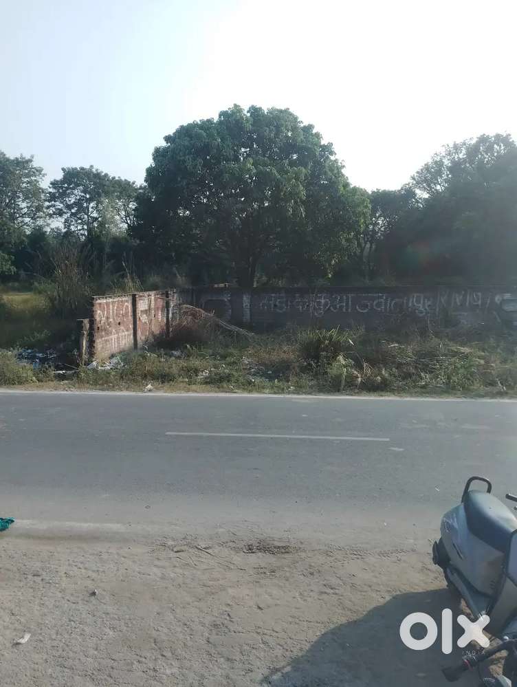 10x40 ki dukan hai main road pe