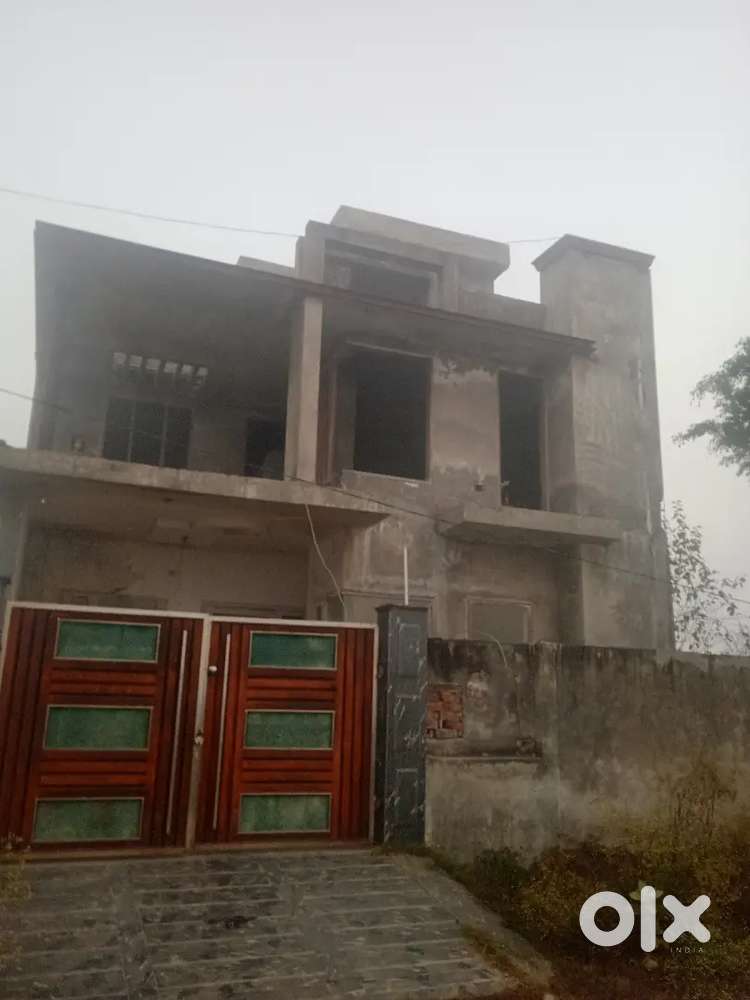 250 gaj corner kothi for sale . Total 6 rooms