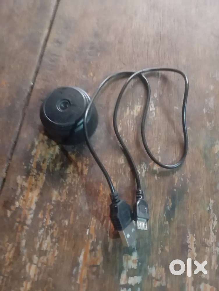 A camere shi hai or thik hai chargar bhi hai stant bhi hai