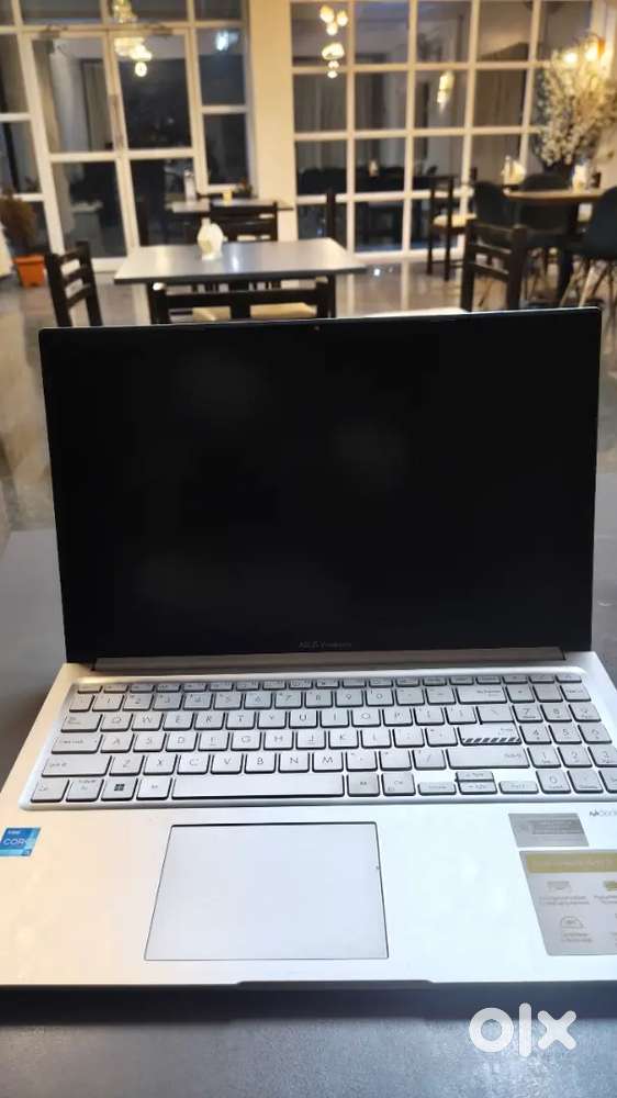 Asus Vivobook 15 with wireless mouse and Asus laptop bag