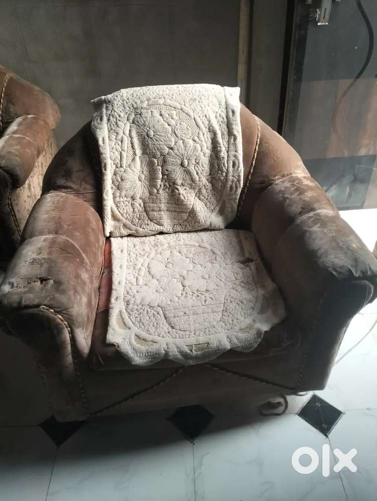 2 mini sofa but old hai par good hai