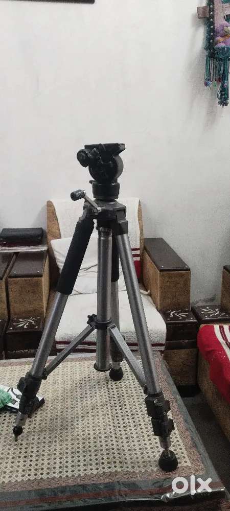 Camera tripod