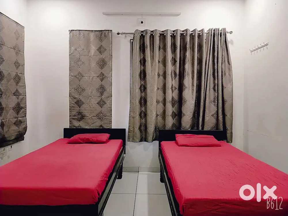 Boy pg available in Fathegunj