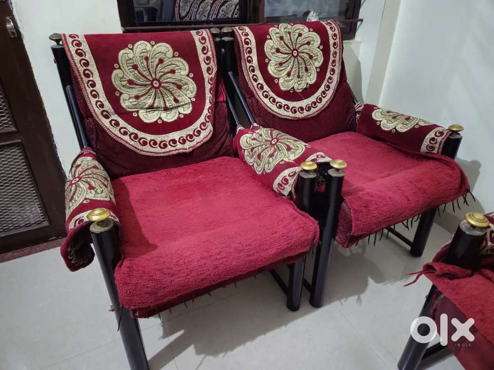 Used Traditional Maroon Brocade Sofa Set - 3-Piece (3+1+1 Seater)