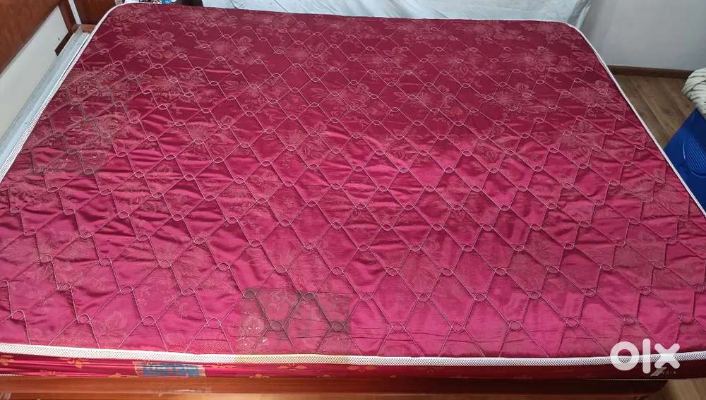 Luxurious Queen-Size Mattress - Great Condition!