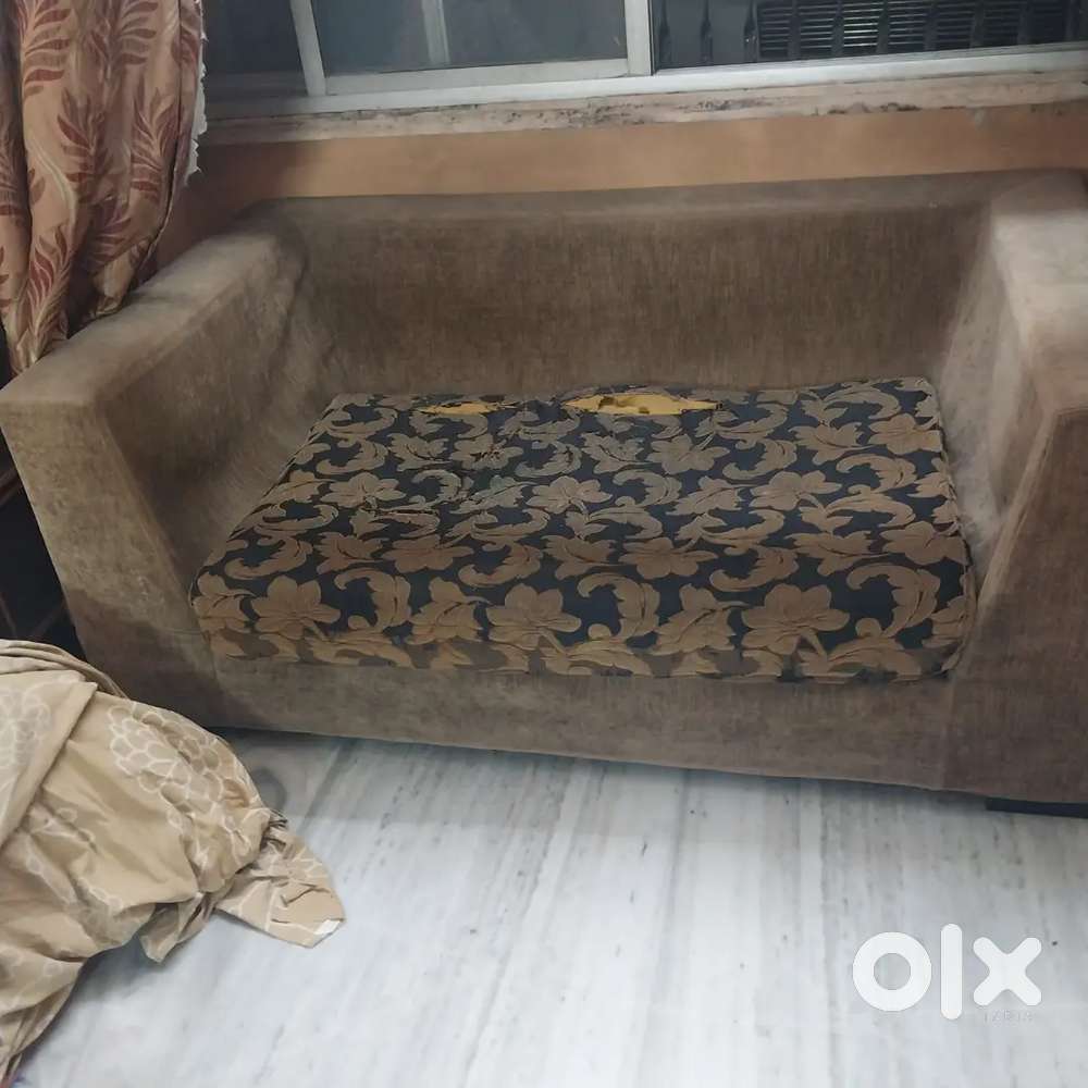 2+1+1 Sofa set along with 2 pillow and 2 cushion