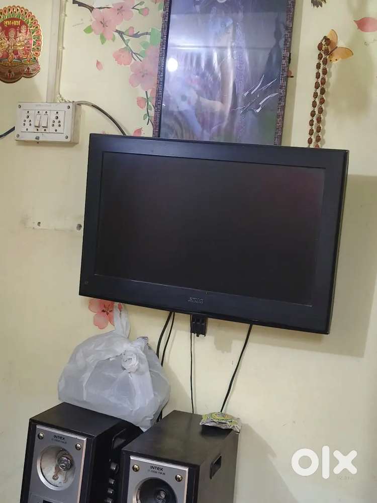 Akai 32-inch LED TV in good condition, home used, with wall mount