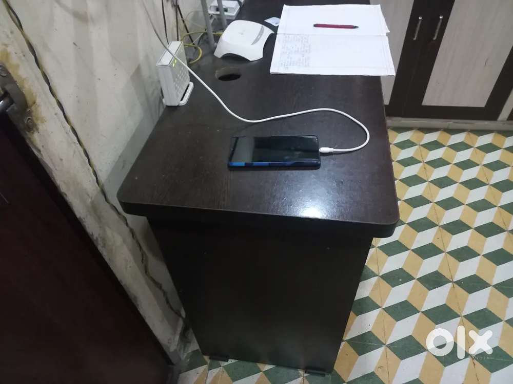Computer table