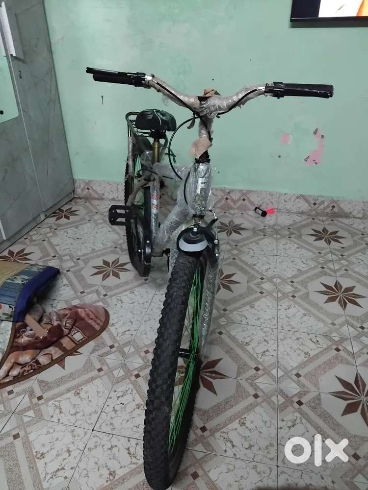 It's a Avenger named cycle which didn't have gare and have back seat