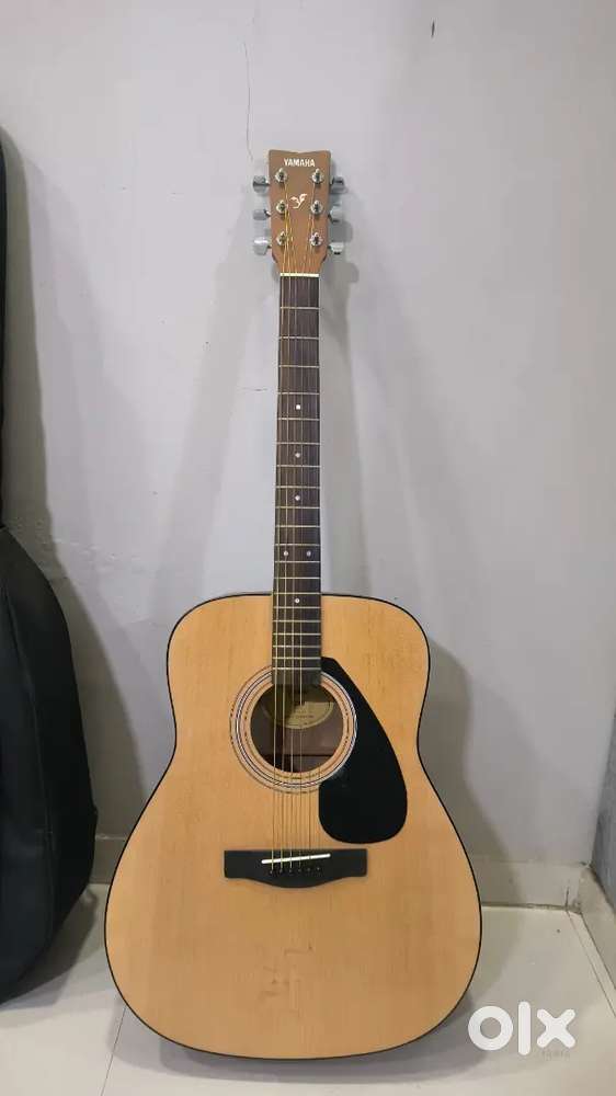 YAMAHA F280 acoustic guitar