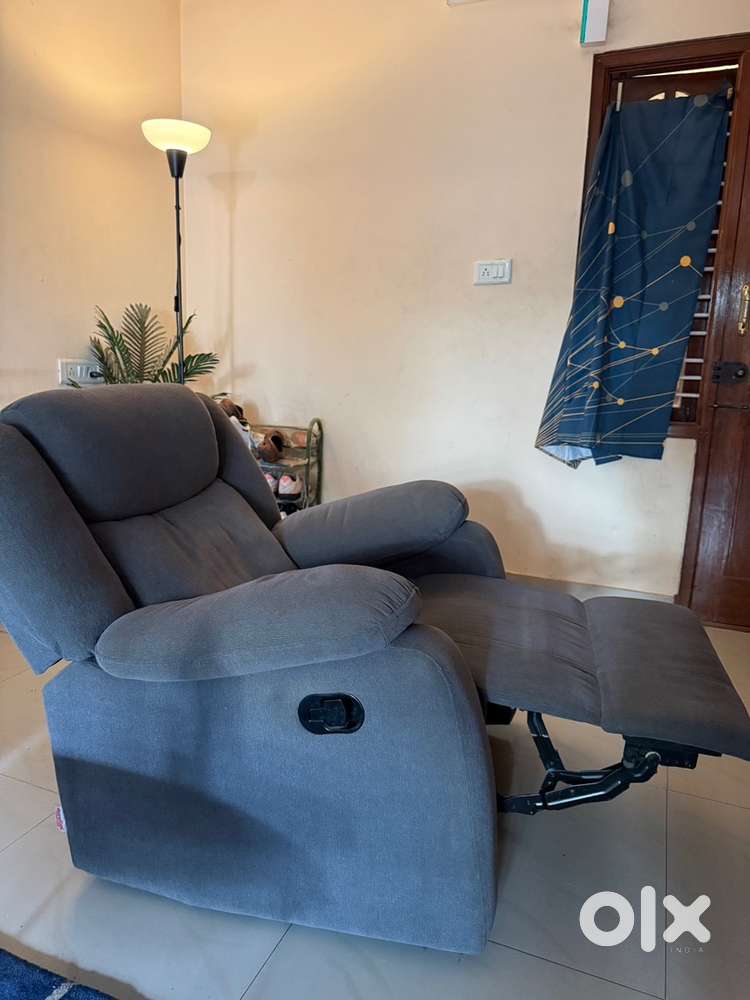 1 Recliner Sofa - Duroflex