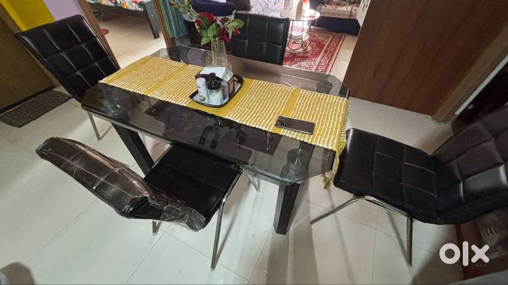 4 seater dinning table