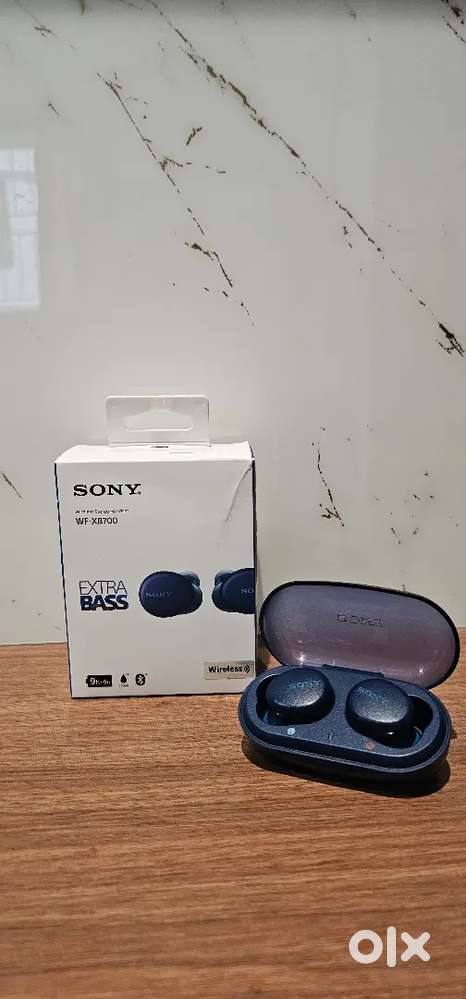 Sony WF XB700 blue earbuds in Mint condition
