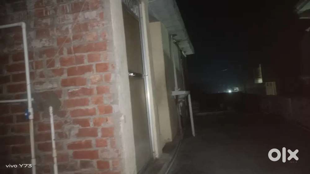 Yah building famous jagah per hai railway station 500