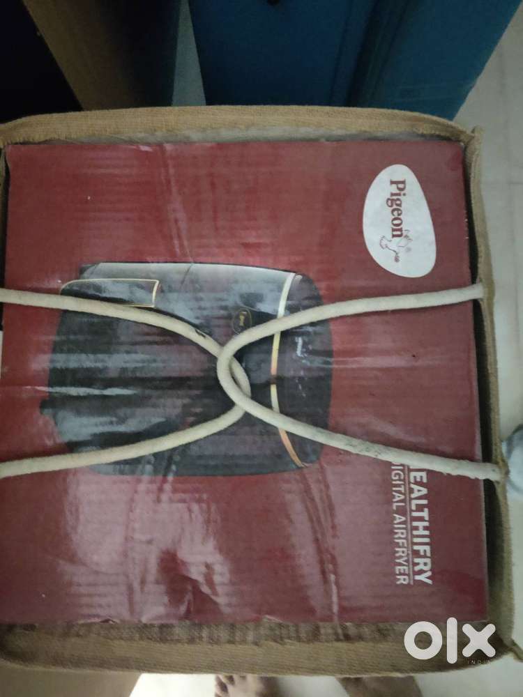 2 Air fryers : 1 brand new and other a bit old