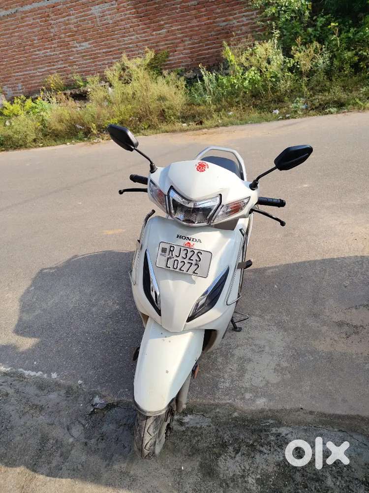 Activa 6G DLX  White