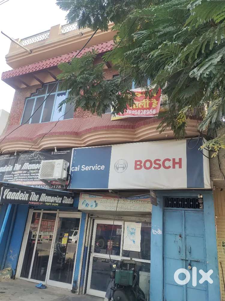 Near Khan Chauraha on main road