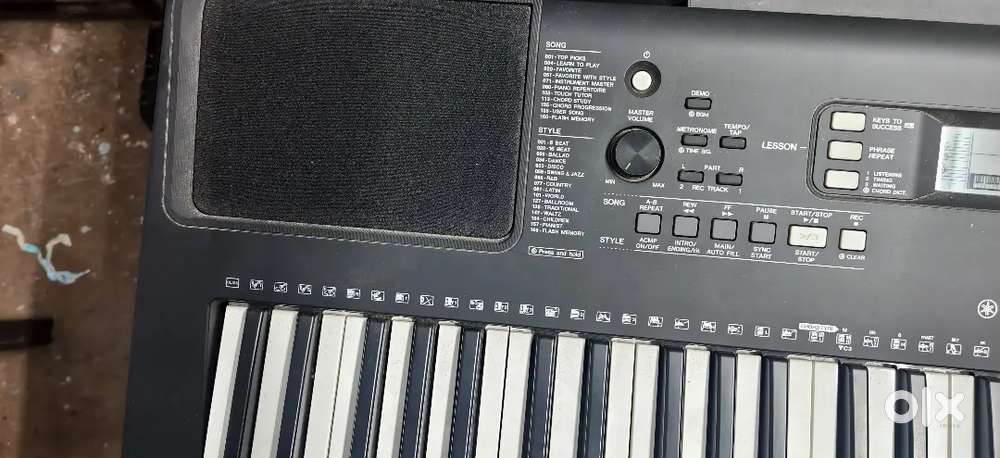 Yamaha PSR E363 keyboard with stand