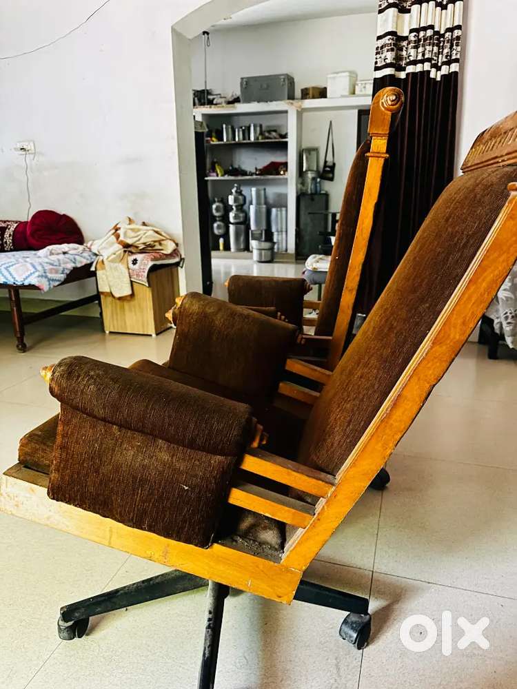 2 wooden maharaja chair