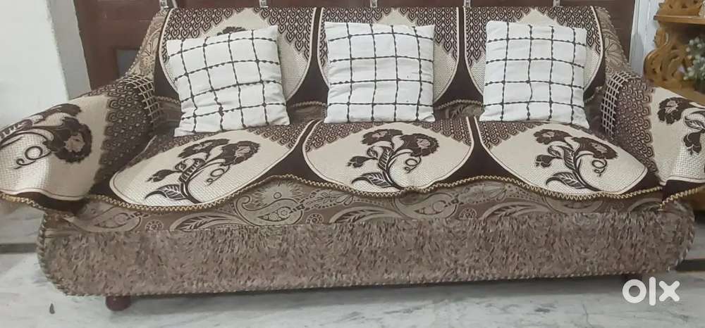 5 (3+1+1)seated sofa with cushion