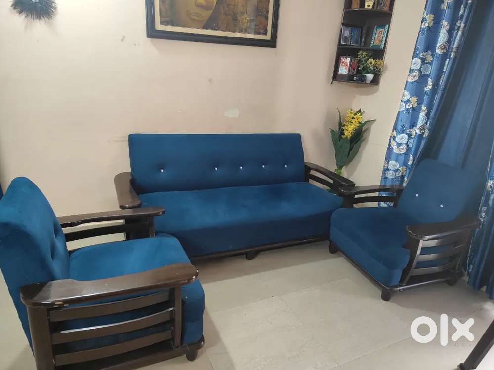 Sofa with two chairs