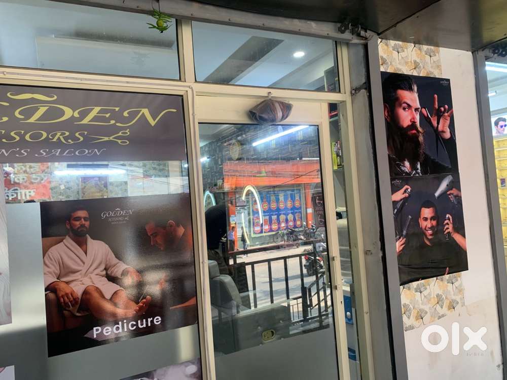 Golden scissors saloon .