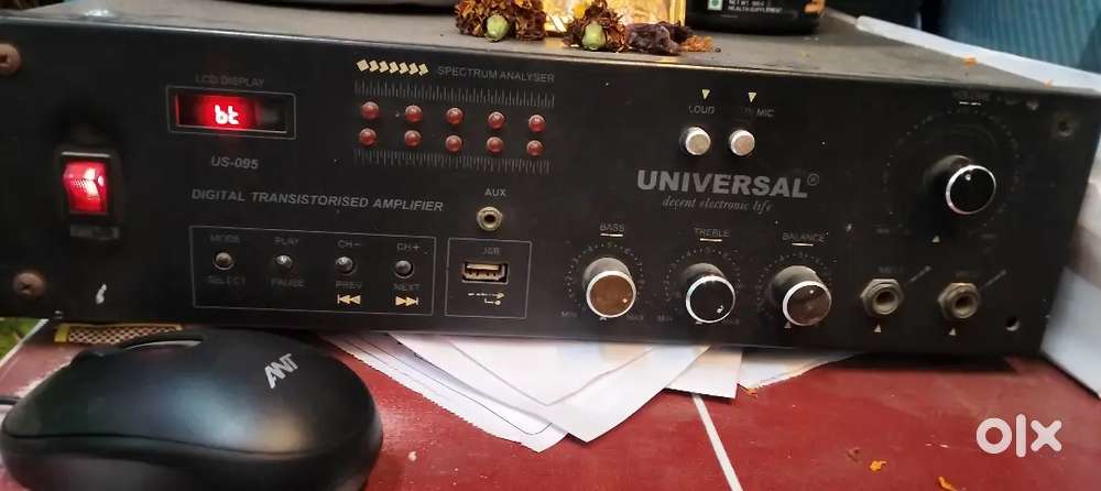 Amplifier with speaker