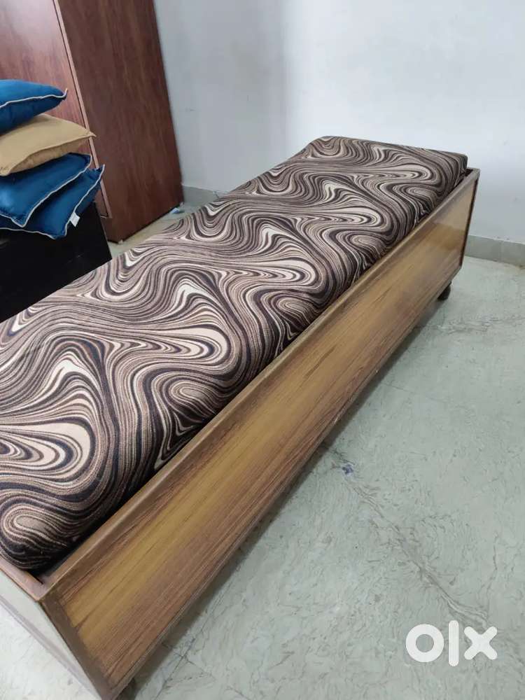 Wooden seater
