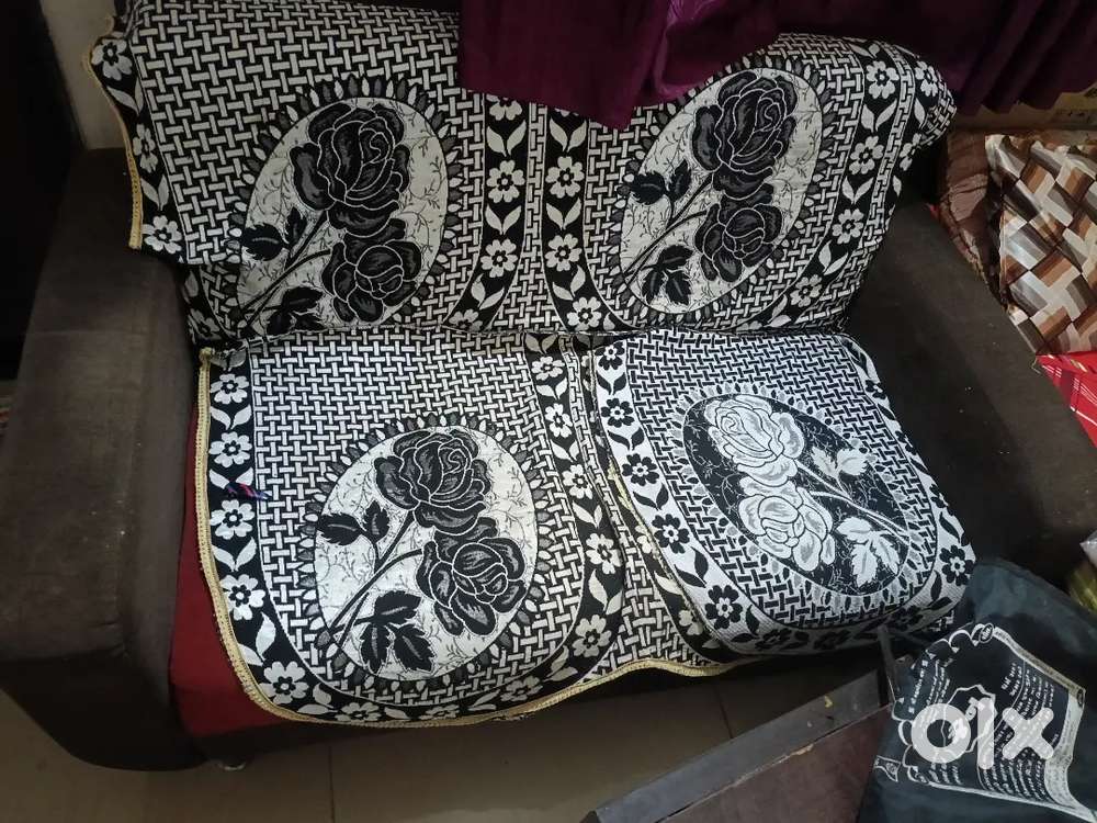 સિંગલ બોક્સ સેટી તથા બે સીટ સોફા.