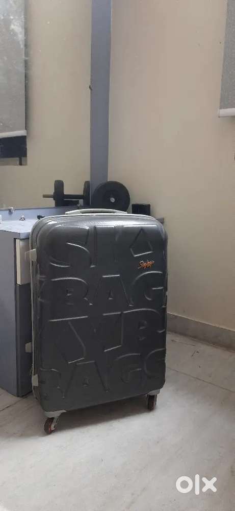 Selling off my Skybags hard luggage bag good condition, rarely used