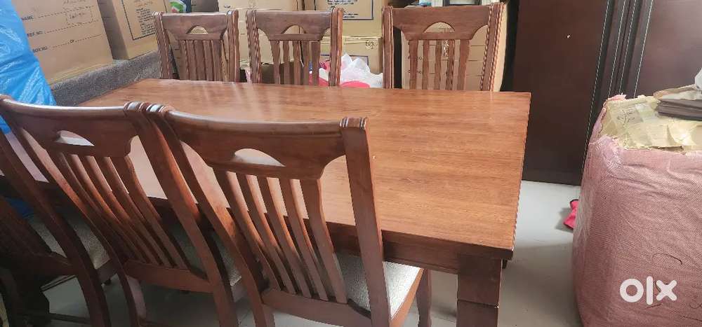 Wooden dining table and 6 chairs Excellent condition