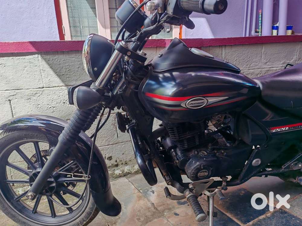 Bajaj Avenger 220 Street