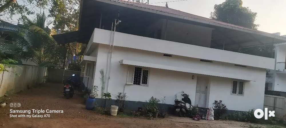 11cent plot with 4bhk house near thumpoly alappuzha
