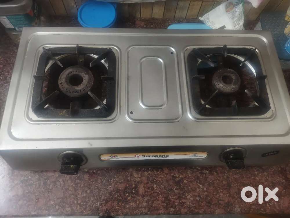 Gas stove with regulator and pipe