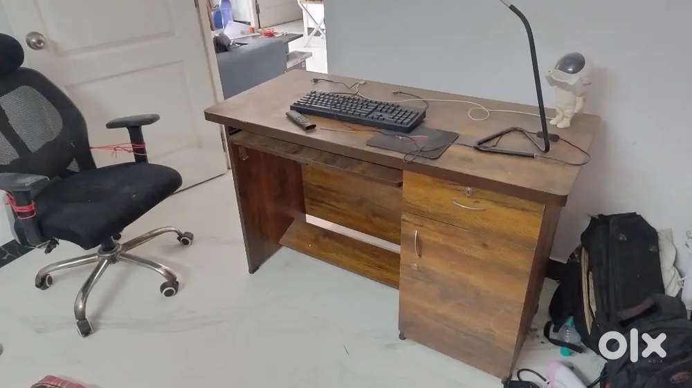 Computer table below 2000