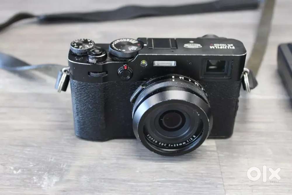 FUJIFILM X100V 26.1MP Compact Camera - Black with 23mm ASPHERICAL Lens