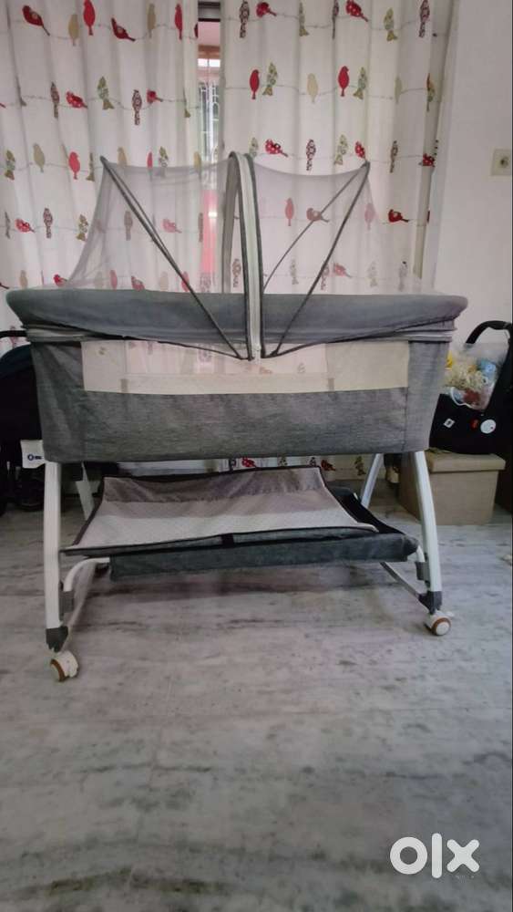 New Like Excellent Condition Bassinet + Baby Car Seat (upto 6 month)