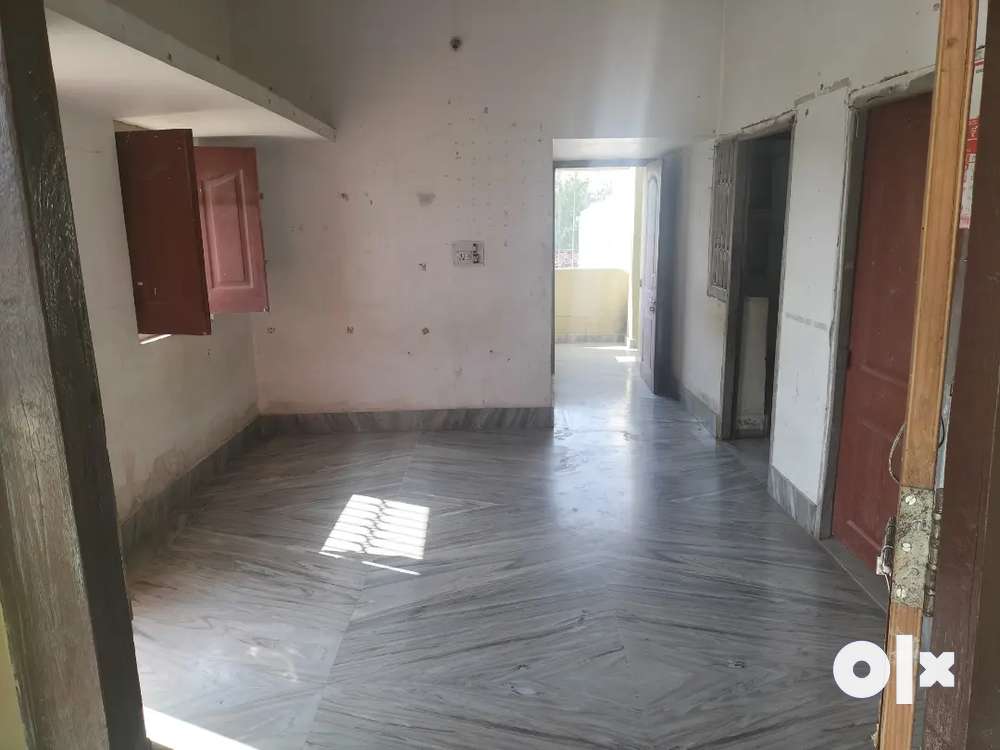 Spacious flat and at prime location nearby GLA college,Redma -1km