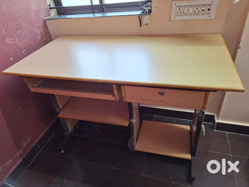 Compact Wooden Computer / Study Table with Drawer and Keyboard Tray