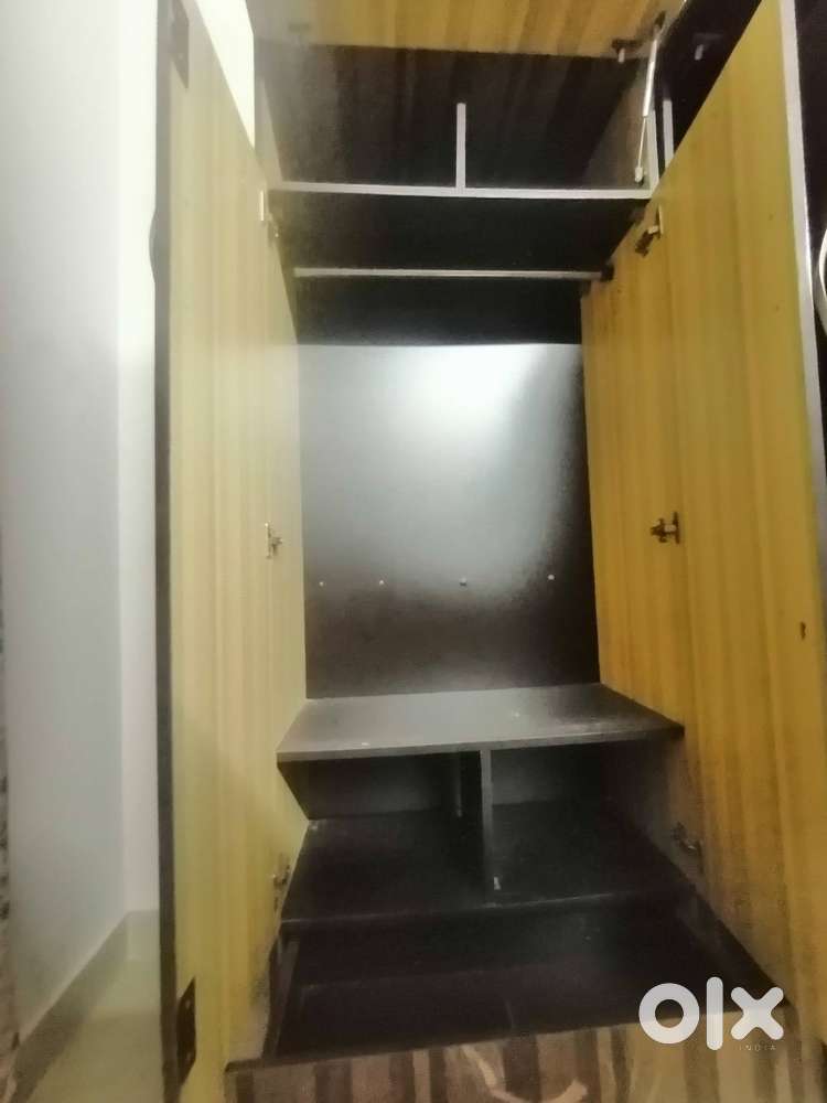 2 Almiras and a study table for sale!!