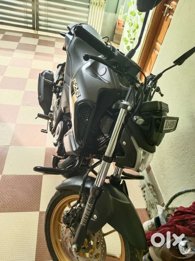 FZS FI V4, GOOD CONDITION, NOT USED MUCH