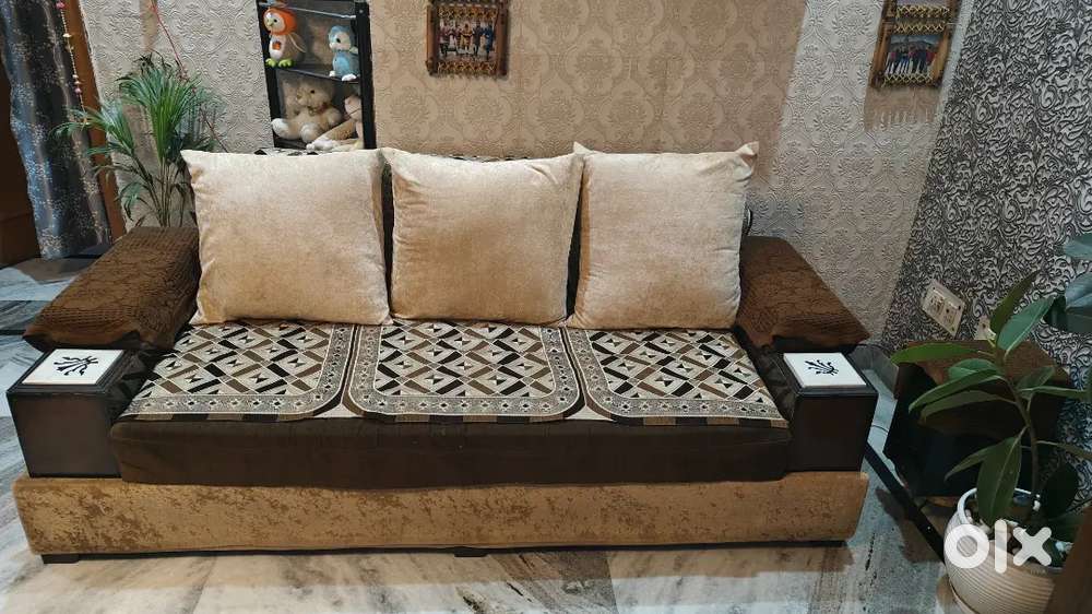 5 Seater Sofa with Cushions and Center Table