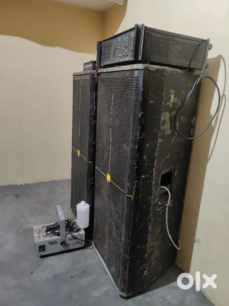 Dj set up 18 inch 2 colum 1000 watt amp 1 mixer 1 fog machine