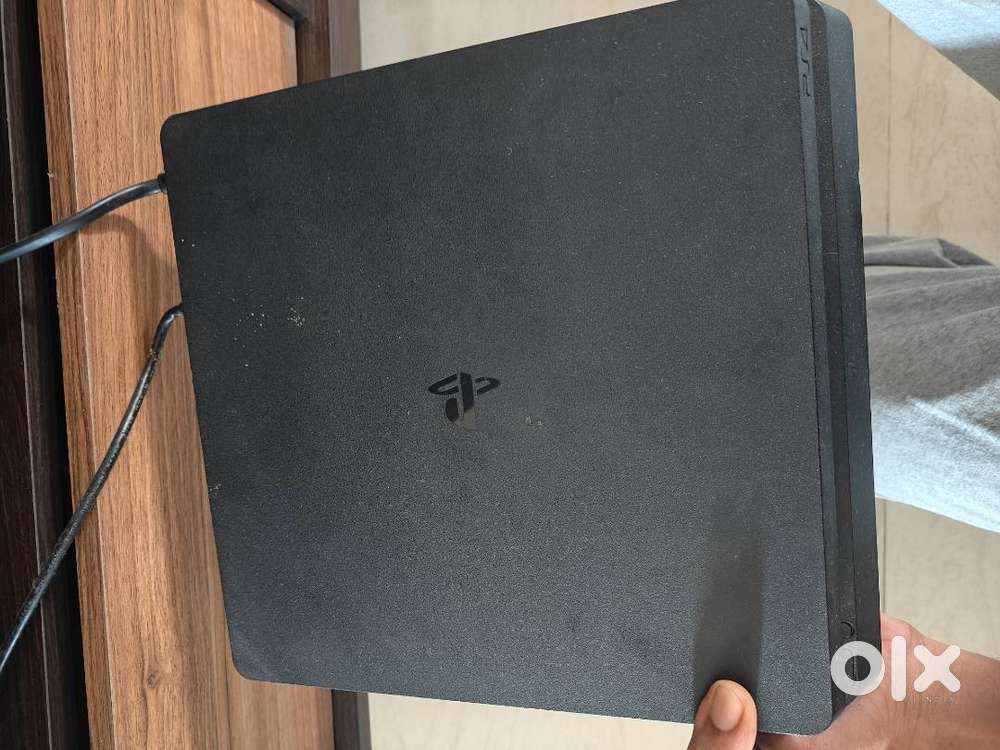 PS4 1TB jet black